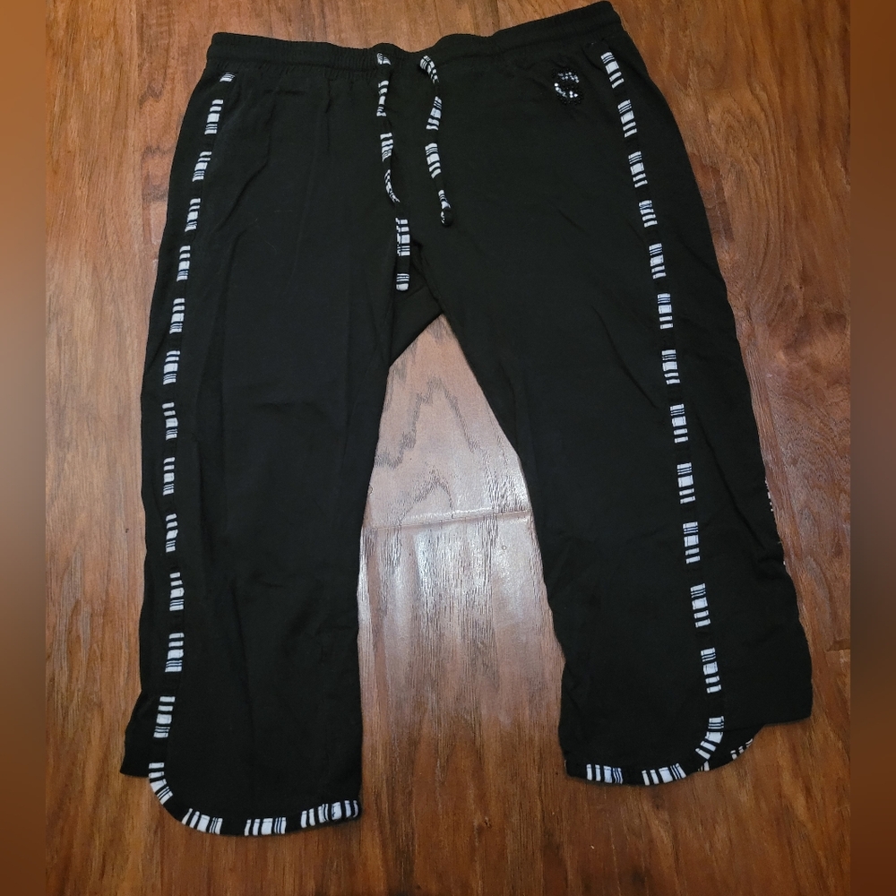 Black Sassy Pant Capri